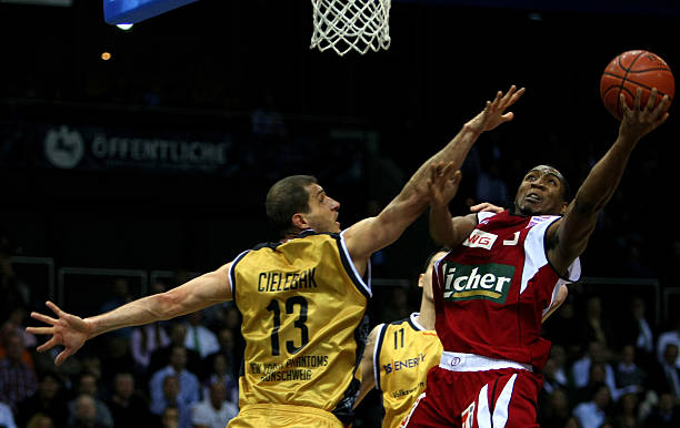 泰山队的防 泰山队的防